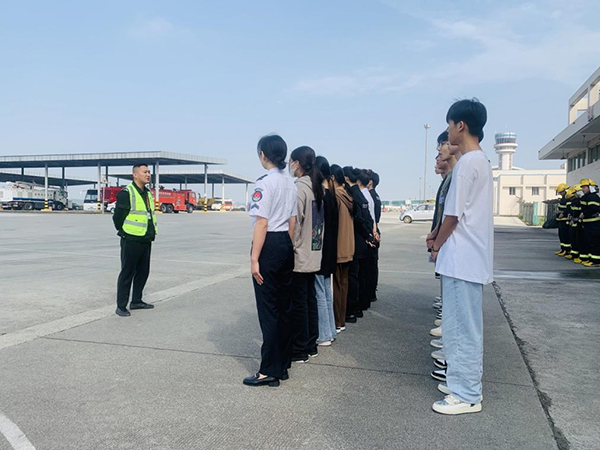 綿陽機(jī)場安檢站對閬中機(jī)場、民航校  實習(xí)生開展軍訓(xùn).png